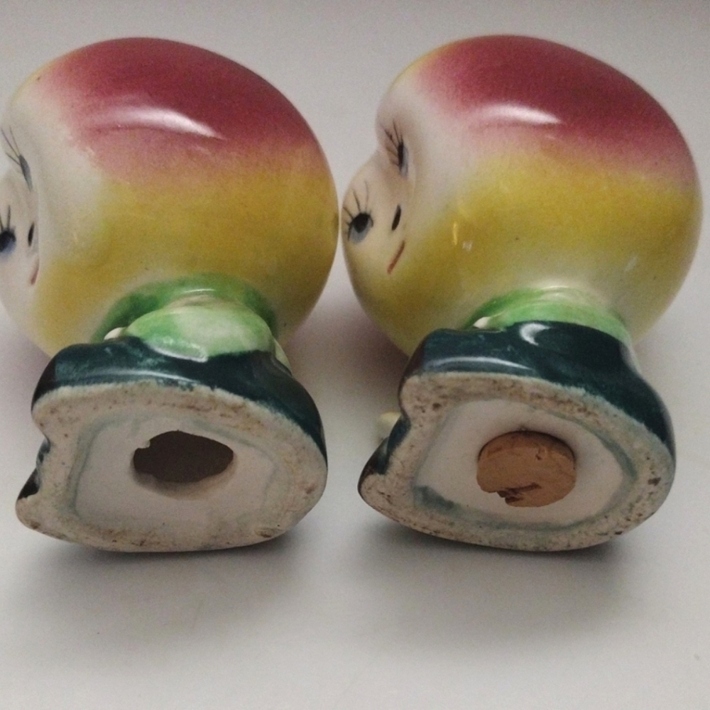 Vintage Anthropomorphic Peach Fruits People Salt & Pepper Shakers 2.5" - Picture 8 of 8